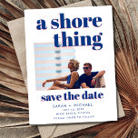 Postal De Anuncios Una boda en la playa de fotos de la costa salva la<br><div class="desc">Con la lúgubre frase "A Shore Thing", esta tarjeta de guardar la fecha encarna la certeza y emoción de tu amor, dejando en claro que tu boda en la playa es el evento del año. Que sus seres queridos sepan que están en una celebración como ninguna otra - llena de...</div>