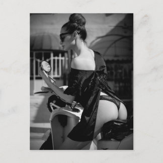 Postal de arte del modelo de lencería negra y blan