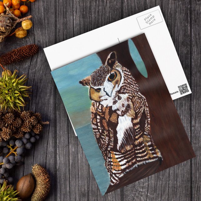 Postal de búho marrón y blanco (Brown white owl golden eyes in tree overlooking water on postcard.)