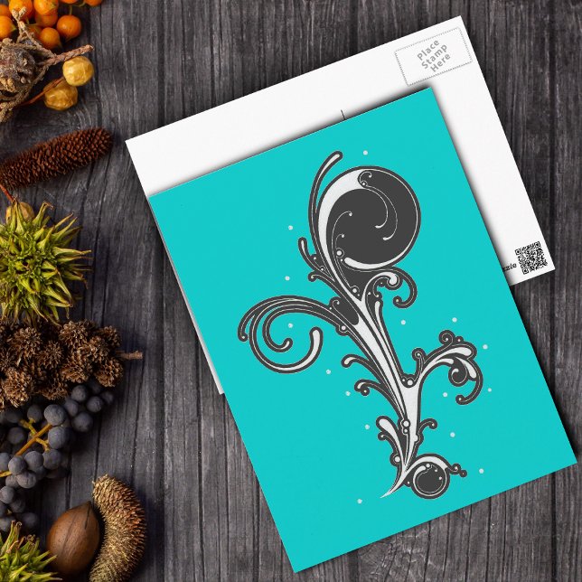 Postal de diseño de desplazamiento en blanco y neg (Abstract classy design of black and white fancy scroll on bright aqua blue postcard.)