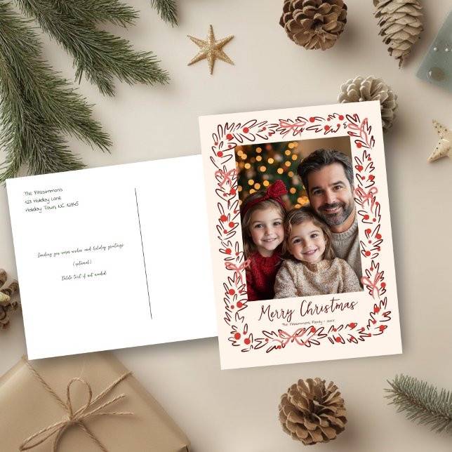 Postal de flores de festividad desprendida de mano (Whimsical Christmas Wreath holiday family photo postcard)