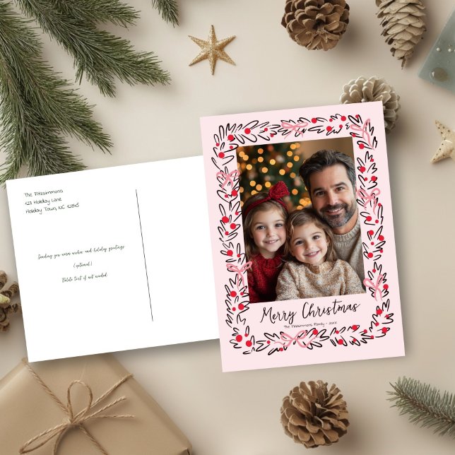 Postal de flores de festividad desprendida de mano (Whimsical Christmas Wreath holiday family photo postcard)
