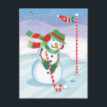 Postal de golf para Navidades de Snowman Candy Can<br><div class="desc">Un muñeco de nieve de golf se está poniendo un verde helado con un caramelo de caramelo en esta postal de vacaciones</div>