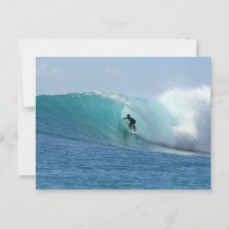 Postal de hombre surfeando ola
