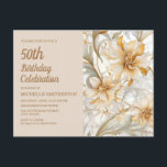 Postal De Invitación 50 años de las mujeres con flores de oro beige<br><div class="desc">Celebre una fabulosa 50 con esta elegante invitación de cumpleaños con suaves flores doradas sobre un fondo de mármol claro. La cálida paleta neutra emparejada con un guión elegante y fuentes serif intemporales crea un diseño sofisticado que es perfecto para honrar este hito dorado. Ya sea que esté organizando una...</div>