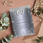 Postal De Invitación 60 cumpleaños purpurina de plata gotea glamuroso<br><div class="desc">Una invitación moderna, elegante y glamurosa para una fiesta de cumpleaños número 60. Un fondo falso plateado, decorado con polvo purpurina. Personalice y agregue su nombre y detalles del fiesta. El número 60 se escribe con un tipo de letra, guión. Atrás: metálico plateado, diseño postal. Sugerencia: Si no desea que...</div>