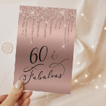 Postal De Invitación 60 Fabulosa fiesta de cumpleaños de oro para Rosas<br><div class="desc">Elegante y moda 60 cumpleaños fiesta de invitación postal con "60 & Fabulous" escrito en un guión elegante contra un rosa de fondo dorado y rosa purpurina de imitación de oro goteando desde arriba. Fácilmente personalizable con su nombre y los detalles de la fiesta de 60 años.</div>