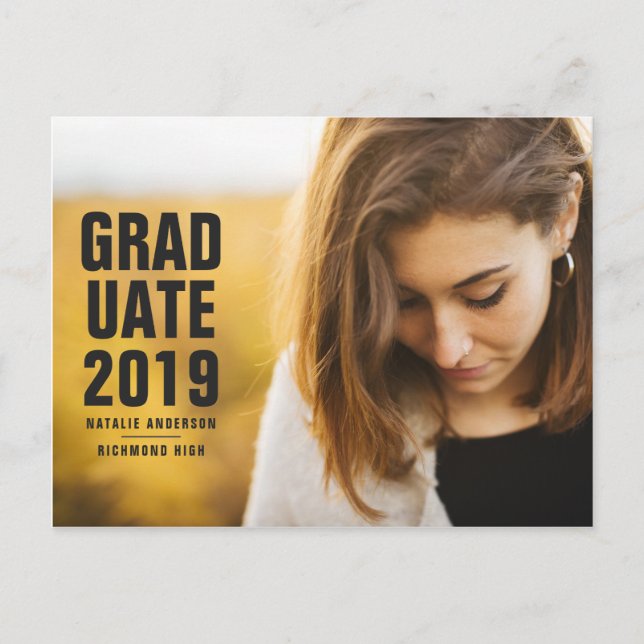 Postal De Invitación Audaz graduado moderno de 2019 (Anverso)