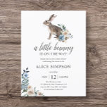 Postal De Invitación Baby Shower De Flor Azul Dusty Bunny Boho Presupue<br><div class="desc">Pequeño conejito con flores azul y beige muy polvorientas.</div>