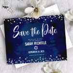 Postal De Invitación Barco de plata de la marina Mitzvah Guardar guión<br><div class="desc">¡Asegúrate de que todos tus amigos y parientes puedan celebrar el hito de tu hija Bat Mitzvah! Envíe esta impresionante y moderna postal de invitación "Save the Date". El guión gráfico falso de la caligrafía de Relieve metalizado plateado, Star of David, y confetti, superponen un rico fondo de color azul...</div>