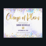 Postal De Invitación Bat Mitzvah cambio de planes acuarela morada de or<br><div class="desc">Asegúrate de que todos tus amigos y parientes puedan celebrar el hito de tu hija Bat Mitzvah, sin importar las actuales circunstancias imprevistas globales. Envíe este impresionante, moderno, brillante Relieve metalizado de imitación dorado y puntos purpurinas y escritura tipográfica contra el fondo suave de color morado de la acuarela, postal...</div>