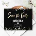 Postal De Invitación Bat Mitzvah salva el guión moderno de oro negro<br><div class="desc">¡Asegúrate de que todos tus amigos y parientes puedan celebrar el hito de tu hija Bat Mitzvah! Envíe esta impresionante y moderna postal de invitación "Save the Date". El guión gráfico de la caligrafía del Relieve metalizado de oro falso, Star of David, y el confeti, superponen un rico, dramático y...</div>