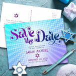 Postal De Invitación Bat Mitzvah Salve la fecha azul azul naranja retro<br><div class="desc">¡Asegúrate de que todos tus amigos y parientes puedan celebrar el hito de tu hija Bat Mitzvah! Envíe esta divertida y retro tarjeta postal de invitación personalizada "Save the Date". Tipografía divertida, de moda, audaz morada y azul marino con la tipografía moderna sans serif superpone un fondo de rayos pop...</div>