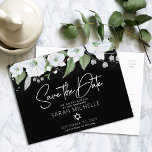 Postal De Invitación Bat Mitzvah Save Date Floral Black Silver Script<br><div class="desc">¡Asegúrate de que todos tus amigos y parientes puedan celebrar el hito de tu hija Bat Mitzvah! Enviar esta moda, postal personalizada de la invitación "Guardar la fecha". Una moda, impresionante, blanca y falsa purpurina plateada color de agua floral, imitación de la tipografía de la caligrafía del Relieve metalizado plateado...</div>
