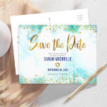 Postal De Invitación Bat Mitzvah Save Date Gold Turquoise Watercolor<br><div class="desc">¡Asegúrate de que todos tus amigos y parientes puedan celebrar el hito de tu hija Bat Mitzvah! Envíe este impresionante, moderno, brillante Relieve metalizado de imitación dorada, puntos purpurinas y guión de tipografía contra un fondo de color azul turquesa, postal personalizada de la invitación "Save the Date". Personalice el texto...</div>