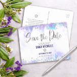 Postal De Invitación Bat Mitzvah Save the Date Silver Morple Watercolor<br><div class="desc">¡Asegúrate de que todos tus amigos y parientes puedan celebrar el hito de tu hija Bat Mitzvah! Envíe este impresionante, moderno y brillante Relieve metalizado de imitación plateado y puntos de purpurina y escritura manuscrita sobre un suave fondo de color morado, postal personalizada de invitación "Save the Date". Personalice el...</div>