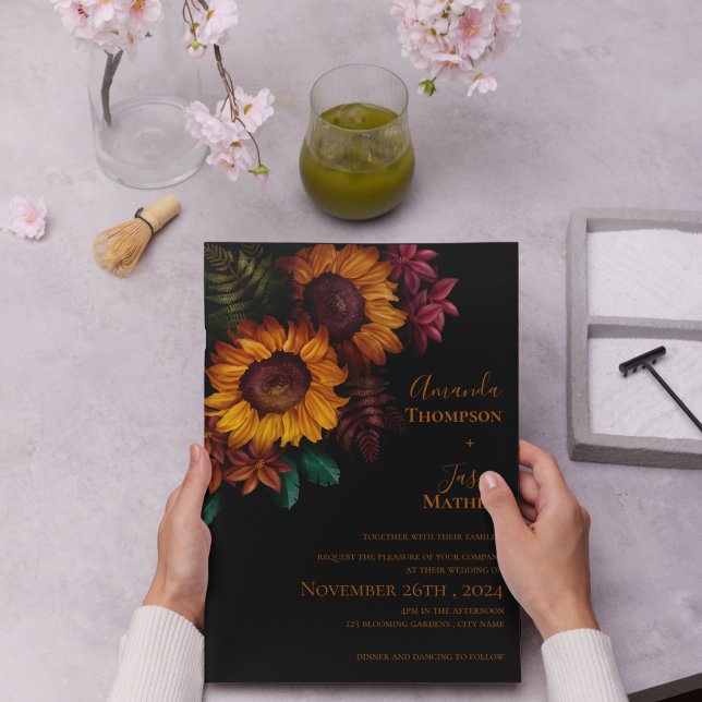 Postal De Invitación Boda moderno floral Naranja quemado negro vibrante (Vibrant Black Burnt Orange Floral Modern Wedding Invitation Postcard)