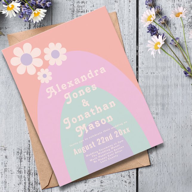 Postal De Invitación Boda Pastel Retro Moderno de los 70 (Modern retro daisy arch pastel groovy typography budget wedding invitation postcard peach pink )