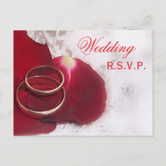 Postal De Invitación Boda RSVP Postcard Anillos de oro Petales Rosas