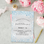 Postal De Invitación Brillo de polvo dulce 16 purpurina azul plateado<br><div class="desc">Para un elegante dulce 16, 16 cumpleaños. Un falso fondo metálico plateado. Decorada con polvo azul falso purpurina. Personalice y agregue un nombre, edad y detalles del fiesta. El nombre se escribe con un guión de estilo con letras a mano. Fondo plateado, diseño postal. Sugerencia: Si no desea que se...</div>