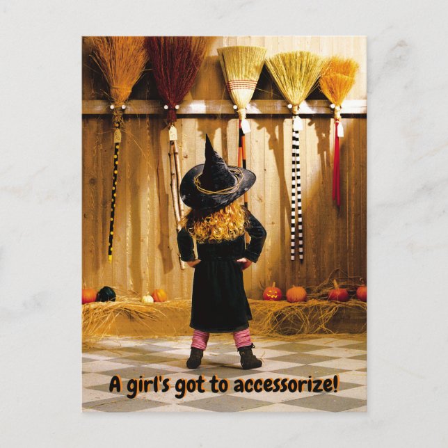 Postal De Invitación Bruja Pequeña Eligiendo una Escoba (Anverso)
