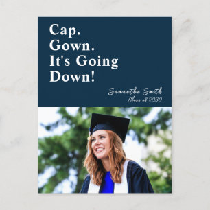 Postal De Invitación Cap Gown está cayendo en la graduación Blue Modern