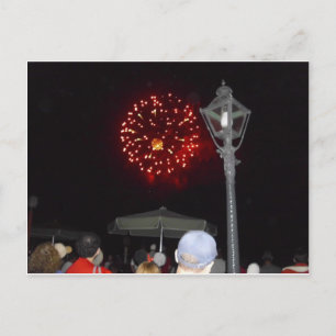 Postal De Invitación Celebración de fuegos artificiales rojos con image
