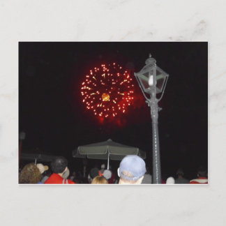 Postal De Invitación Celebración de fuegos artificiales rojos con image