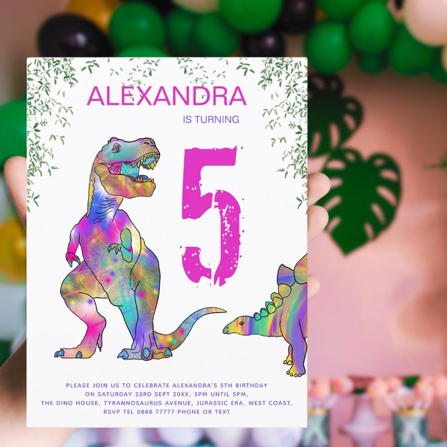 Postal De Invitación Chicas de dinosaurios 5º presupuesto del partido d (Dinosaur pink birthday party invitation postcard with colorful T-rex stegosaurus and jungle foliage)