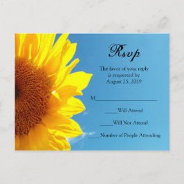 Postal De Invitación Cielo azul veraniego con respuesta RSVP de girasol