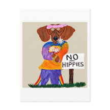 Dachshund Hippie en la señal de No Hippies