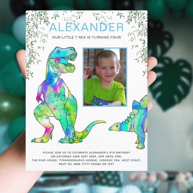 Postal De Invitación Dinosaur T-Rex 4º Presupuesto Fiesta por Cumpleaño (Dinosaur T-Rex 4th birthday party budget postcard invitation with photo template colorful dinos)