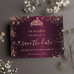 Postal De Invitación Dulce 16 burdeos rosa oro purpurina polvo tiara<br><div class="desc">Para un elegante dulce 16, 16 cumpleaños. Un color de fondo burdeos de aspecto metálico. Decorada con rosa de oro falso polvo purpurina y una tiara, corona. Personalice y agregue un nombre, edad y detalles del fiesta. El nombre se escribe con un guión de estilo con letras a mano. Atrás:...</div>