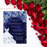 Postal De Invitación Dulce 16 vestido azul marino purpurina fiesta flor<br><div class="desc">Una invitación moderna, elegante y glamurosa para una fiesta de 16 y 16 años. Un fondo marino con finos destellos de purpurina plateado, un vestido y rosas azules, florales. El color de fondo azul es desigual. El nombre está escrito con una escritura de estilo con letras a mano moderna. Personalice...</div>
