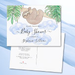 Postal De Invitación El Baby Shower de Cute Sloth Boy<br><div class="desc">Esta postal de invitación a la ducha para bebés de este lindo niño está decorada con una sonriente pereza de bebé colgando de una rama, enmarcada con hojas de selva color agua verde y nubes azules. El reverso está decorado con una nube azul y un espacio para tu información. Todo...</div>