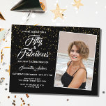 Postal De Invitación Elegante 50 y fabulosa foto Purpurina de oro negro<br><div class="desc">Invite a la familia y amigos a una fiesta de cumpleaños número 50 con esta elegante y elegante invitación. Presenta un purpurina dorado sobre un fondo negro y una tipografía elegante. Puede sustituir fácilmente la foto por uno de sus propios detalles y personalizar.</div>