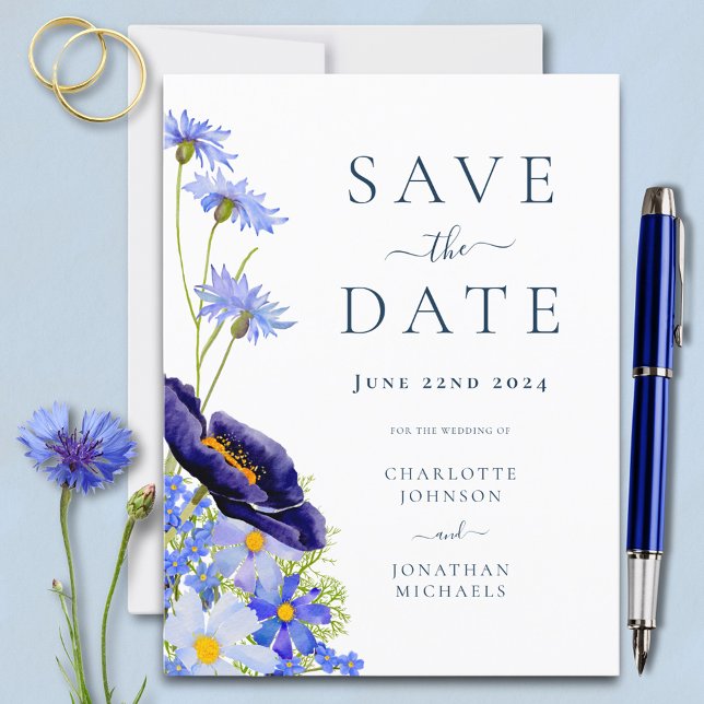Postal De Invitación Elegante Boda veraniego floral (Modern blue floral wedding save the date budget invitation postcard with watercolor wildflowers )