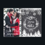Postal De Invitación Encantadora foto de JOYEUX NOËL Chalkboard<br><div class="desc">Elegante diseño con una elegante y moderna tipografía "JOYEUX NOËL", sobre un fondo de pizarra con copos de nieve y árboles y tu foto. Utilice la herramienta Personalizar para añadir su propia foto (pareja, hijos, foto familiar, foto mascota), cambiar el color de los nombres para que se ajuste a sus...</div>