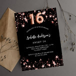 Postal De Invitación Estrellas de oro de rosa negro Sweet 16<br><div class="desc">Un fondo negro clásico,  decorado con estrellas doradas subió. Personalice y agregue un nombre y detalles del fiesta. El número 16 se escribe con un guión de estilo globo.</div>