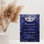 Postal De Invitación Fiesta de cumpleaños de plata azul marino de masca<br><div class="desc">Para una elegante Masquerade, fiesta de cumpleaños número 21 (o cualquier edad). De fondo azul marino a la moda, el azul es irregular. Decorado con un polvo falso purpurina plateado y una máscara de mascarada. Personalice y agregue un nombre, edad y detalles del fiesta. El nombre se escribe con un...</div>