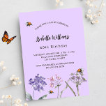 Postal De Invitación Fiesta de cumpleaños flor silvestre abeja rosa vio<br><div class="desc">Fondo violeta de color lavanda. Decorado con abejas y flores silvestres pintadas en violeta y rosa. Personalice y agregue un nombre y detalles del fiesta.</div>