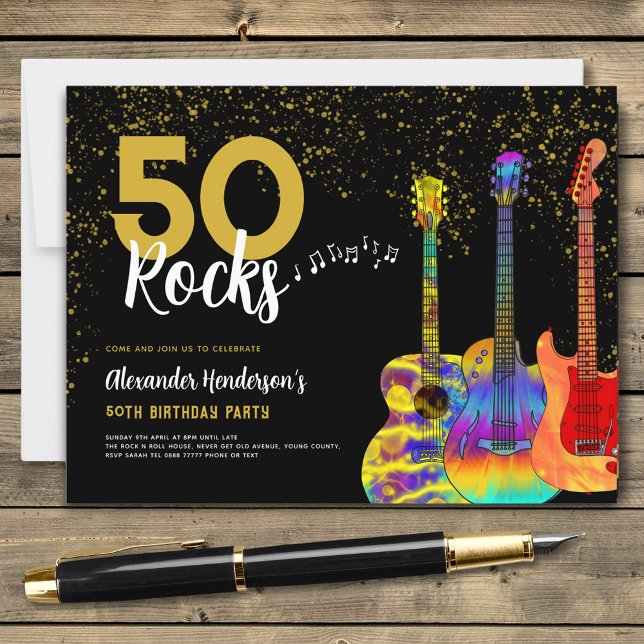 Postal De Invitación Fiesta de cumpleaños número 50 de la guitarra (Psychedelic guitars black and gold 50th birthday party budget invitation postcard 50 rocks)