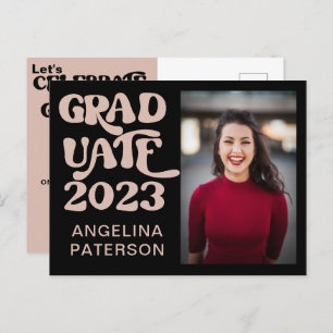 Postal De Invitación Fiesta de Graduado Rosado y Negro con guión retro