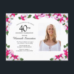 Postal De Invitación Floral blanca rosa 40 cumpleaños<br><div class="desc">Hermosas pansias rosas y blancas enclavadas en hojas de color verde oscuro. Celebración de 40 años y el nombre de la persona está escrito en un texto grande. Hay más espacio en la parte posterior de la postal para enviar un mensaje especial a los clientes. Todo el texto se puede...</div>