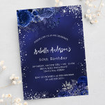 Postal De Invitación Flores azules de la marina de cumpleaños destellos<br><div class="desc">Un fondo azul marino,  decorado con purpurinas de plata falsa,  chispas y flores azules. El color azul es desigual. Personalice y agregue un nombre y detalles del fiesta.</div>