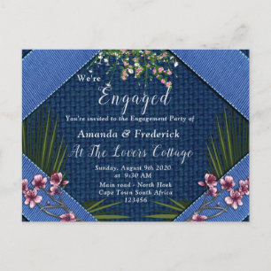 Postal De Invitación Flores rosadas sobre la textura de madera azul