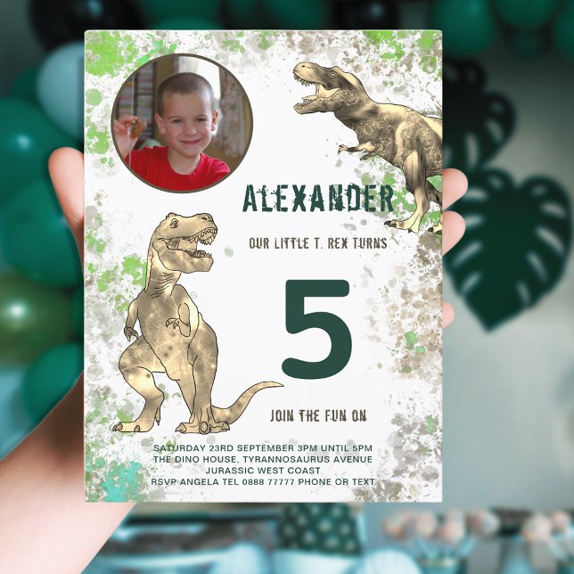 Postal De Invitación Fotografía de la fiesta de cumpleaños de los niños (Dinosaur jungle 5th birthday party photo template budget postcard invitation green and brown)