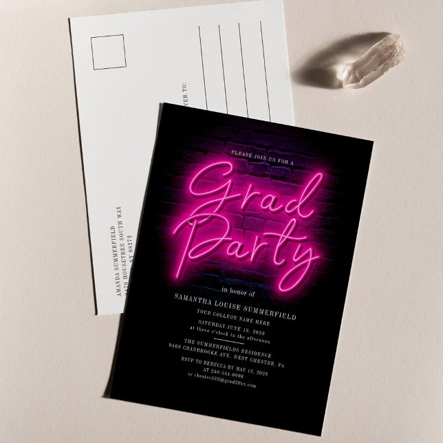 Postal De Invitación Grad Class 2025 Partido de Graduación de Guión Neó (Pink Neon Script Graduation 2024 Party Invitation Postcard)