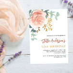 Postal De Invitación guión de Rosa dorado floral de vegetación cumpleañ<br><div class="desc">Un fondo blanco moda. Decorada con un gran oro rosa y florido rosado,  flor rosa y hojas de eucalipto de color verde acuático,  espirales,  vegetación y una falsa espiral de oro. Personalice y agregue su nombre y detalles del fiesta. Atrás: color de fondo verde sabio.</div>