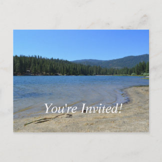 Postal De Invitación hermoso lago, cielo azul, árboles fiesta de gradua
